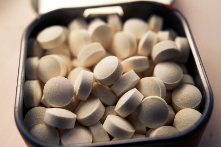 Magnesium für besseren Schlaf: Wirkung, Dosierung & die besten Produkte