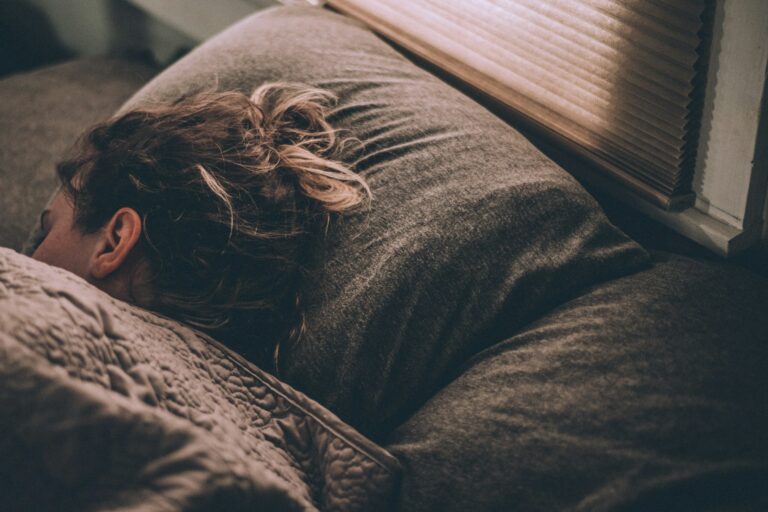 Schlafphasen einfach erklärt: Was passiert nachts wirklich in deinem Körper?